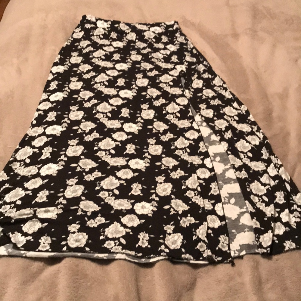 Maxi skirt with a slit